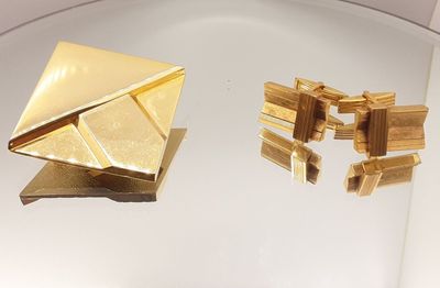 un origami doré sur une assiette blanche et un origami doré sur une assiette blanche