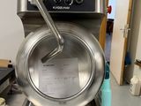 une machine posée sur une table dans une cuisine