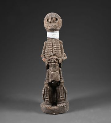 une statue représentant un squelette avec un bandage sur la tête