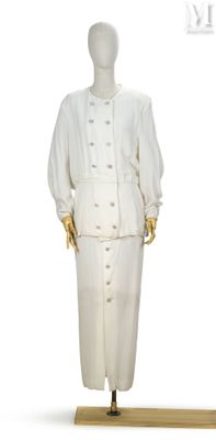 un mannequin vêtu d'un costume blanc, posé sur un socle en bois