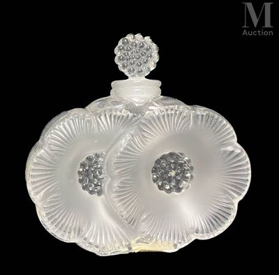 une image représentant un flacon de parfum en verre blanc orné d'une fleur sur le bouchon