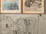 Deux dessins représentant des bateaux sont accrochés au mur, à côté d'un tableau.