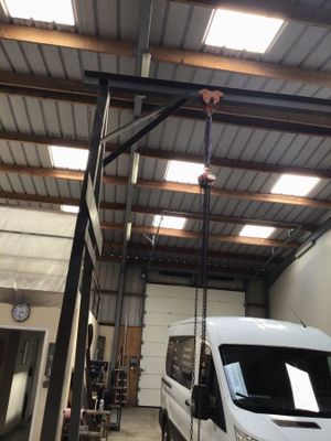 une camionnette blanche garée dans un garage