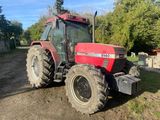 un tracteur rouge garé sur le bord de la route