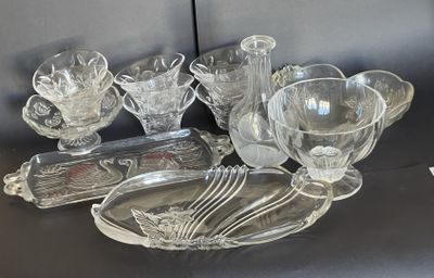 une table sur laquelle sont disposés de nombreux verres