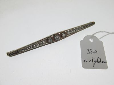 un petit objet métallique muni d'une étiquette
