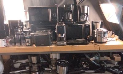 une table sur laquelle sont posés plusieurs appareils électroménagers