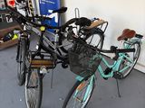 deux vélos garés l'un à côté de l'autre dans un garage