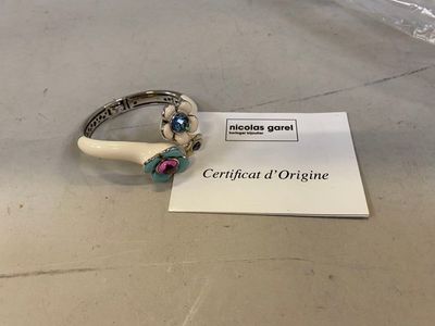 une bague posée sur une table