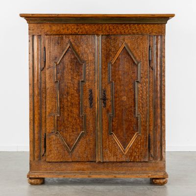 un vieux meuble en bois avec deux portes et deux tiroirs