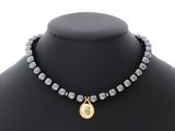 un collier noir et doré sur un mannequin, un mannequin, un mannequin, un mannequin, un mannequin, un mannequin, un mannequin, un mannequin, un mannequin, un mannequin, un mannequin, un mannequin, un mannequin, un mannequin, un mannequin, un mannequin, un mannequin, un mannequin, un mannequin, un mannequin, un mannequin, un mannequin, un mannequin, un mannequin, un mannequin, un mannequin, un mannequin, un mannequin, un mannequin, un mannequin, un mannequin, un mannequin, un mannequin,