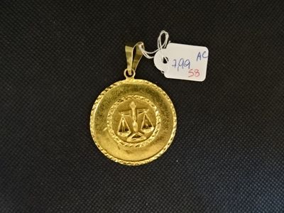 gros plan d'une pièce d'or sur une surface noire