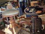 de nombreuses antiquités exposées dans un magasin