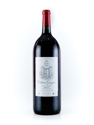 la bouteille de vin rouge est posée sur une surface blanche