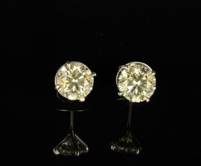 une paire de boucles d'oreilles en diamant sur fond noir