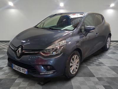 la voiture grise est garée sur un sol en damier dans le garage