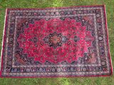 un tapis rouge posé sur un champ d'un vert luxuriant