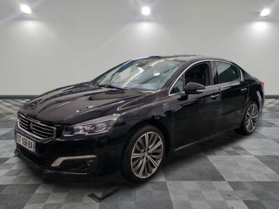 la voiture noire est garée sur un sol en damier dans le garage