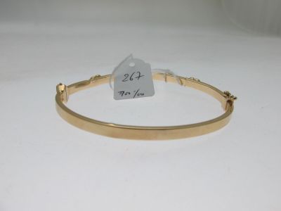 gros plan d'un bracelet en or portant une étiquette de prix