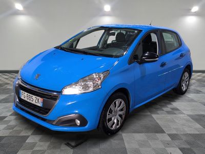 la voiture bleue est garée sur un sol en damier dans le garage