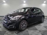 la voiture noire est garée sur un sol en damier dans le garage