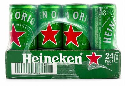 quatre canettes de Heineken sont empilées les unes sur les autres