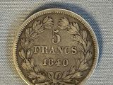 un gros plan d'une pièce de monnaie ornée d'une couronne