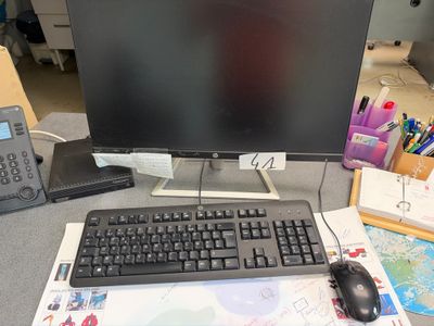 une image représentant un bureau avec un écran d'ordinateur et un clavier