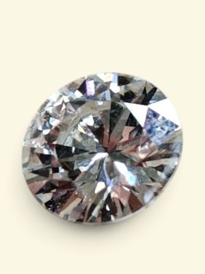 gros plan d'un diamant sur une surface blanche