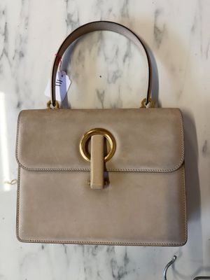 sac à main en cuir beige avec des finitions et une poignée dorées