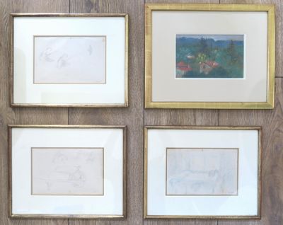 quatre photos encadrées représentant des fleurs, accrochées sur un mur en bois dans une pièce