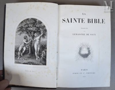 Quelqu'un tient un livre ouvert à la page où figure l'image d'un homme et d'une femme.