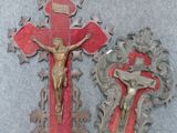 une croix et un crucifix posés par terre