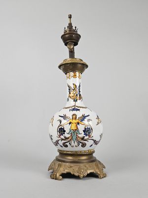 une image représentant un vase posé sur un socle, sur fond gris