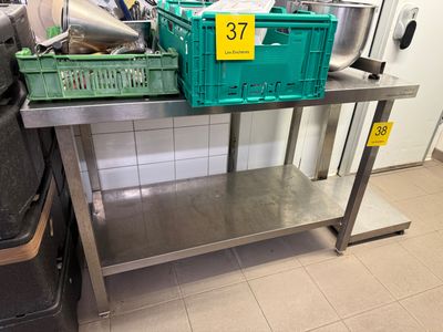 une table sur laquelle se trouvent plusieurs objets