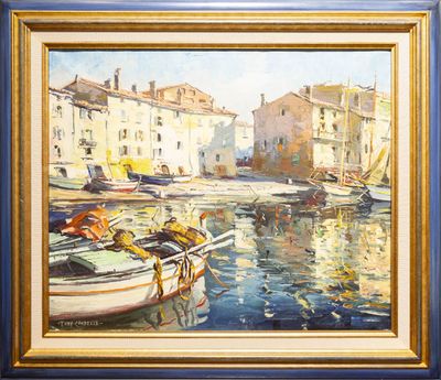 une peinture à l'huile représentant des bateaux dans un port avec des bâtiments à l'arrière-plan