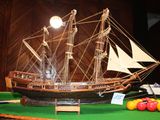 une maquette de bateau posée sur une table, avec des boules de billard