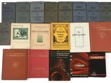 plusieurs livres sont empilés sur une surface blanche