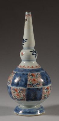 un vase bleu et blanc orné d'un motif rouge et blanc