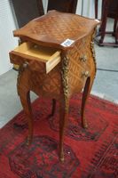 table de chevet en marqueterie - avec 2 tiroirs à l'avant et… (photo 3)