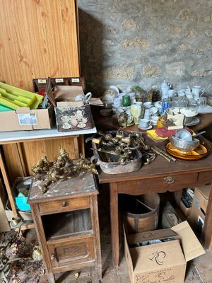 une table en bois sur laquelle sont posés tout un tas d'objets