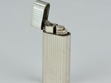 briquet en métal argenté sur fond blanc