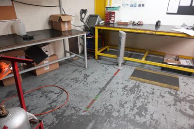 une photo d'une pièce remplie de matériel de travail