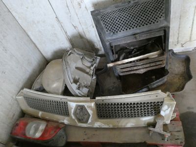un tas de vieilles voitures et un poêle dans un garage