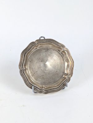 une assiette en argent sur fond blanc, avec un fond blanc