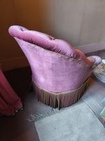 Fauteuil crapaud capitonné rose. (photo 3)