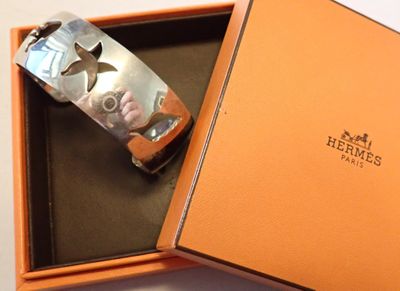 une boîte orange contenant un décapsuleur, posée sur une table