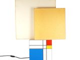 une lampe posée sur une table à côté d'un livre