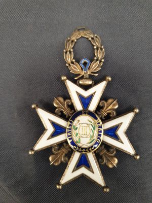 un gros plan d'une médaille bleue et dorée sur fond noir