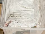 un bac en plastique contenant beaucoup de vêtements